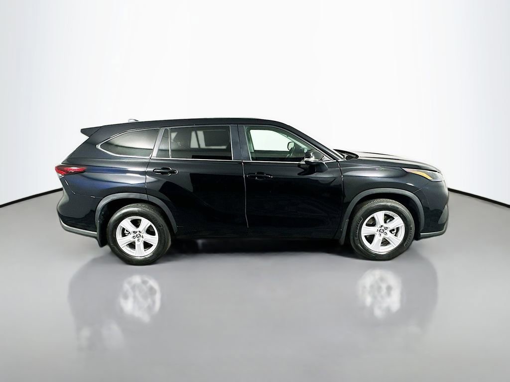 Used 2024 Toyota Highlander LE image 8