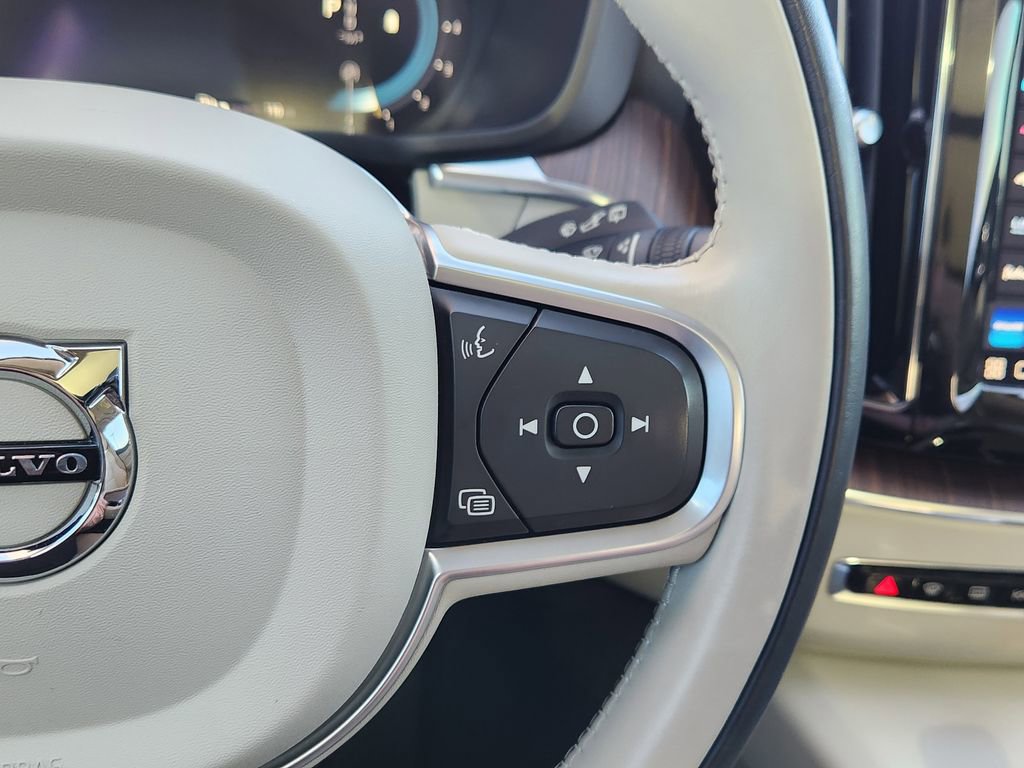 Used 2022 Volvo XC60 B5 Momentum AWD/4WD image 17