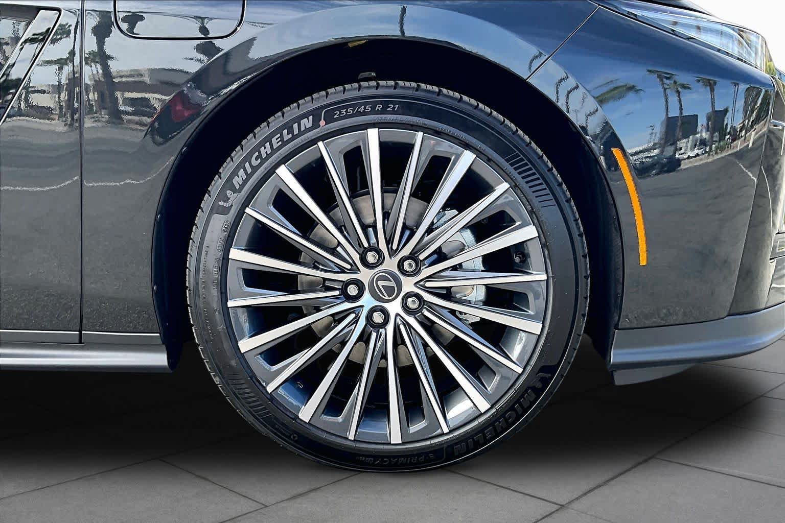 New 2026 Lexus ES 350e FWD image 9