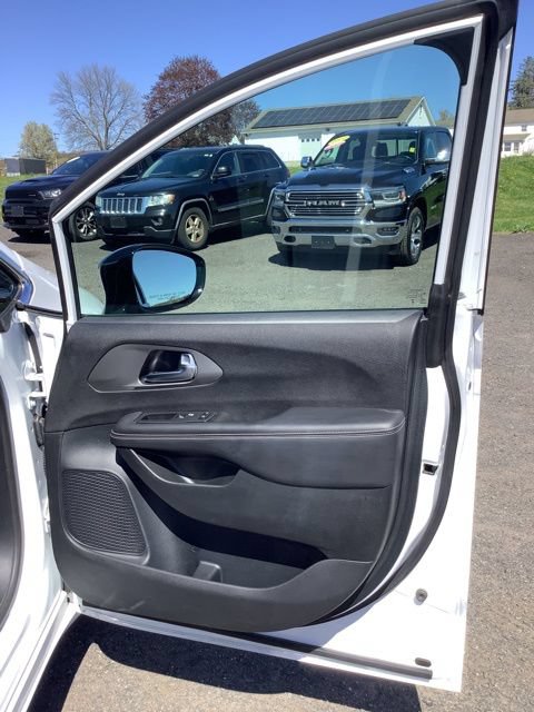 Certified 2025 Chrysler Pacifica Select FWD image 17