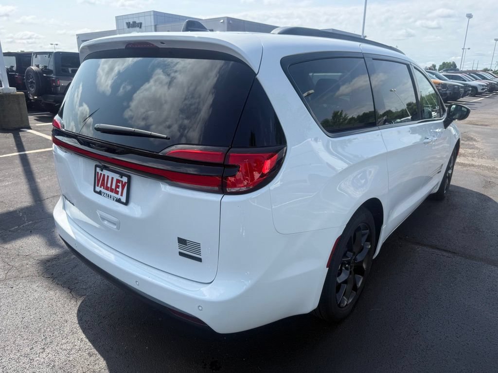 New 2027 Chrysler Pacifica Select FWD image 3