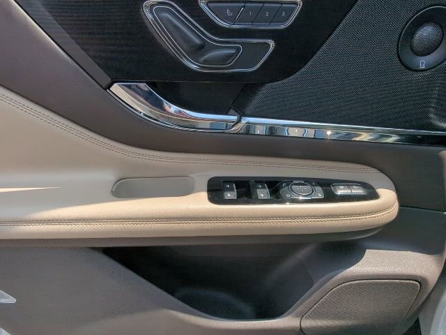 Used 2020 Lincoln Corsair Reserve FWD image 11