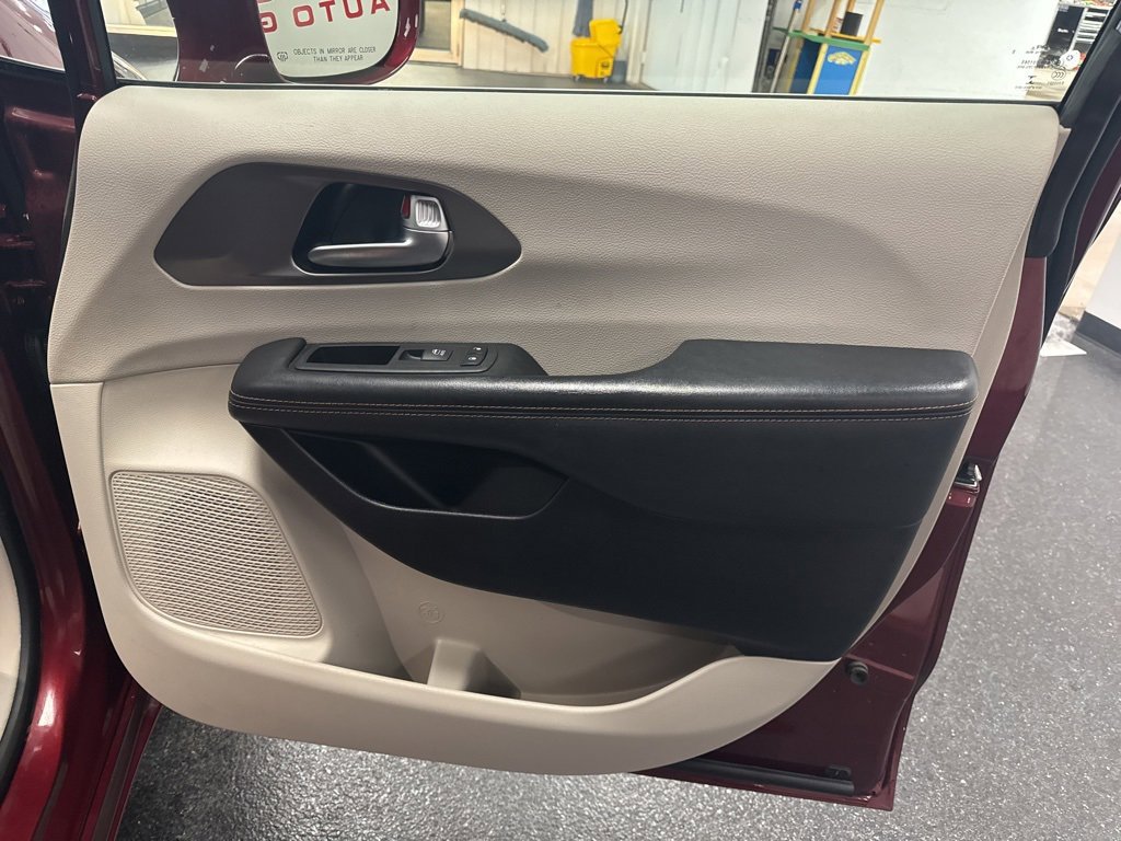 Used 2020 Chrysler Pacifica Touring-L Plus image 33