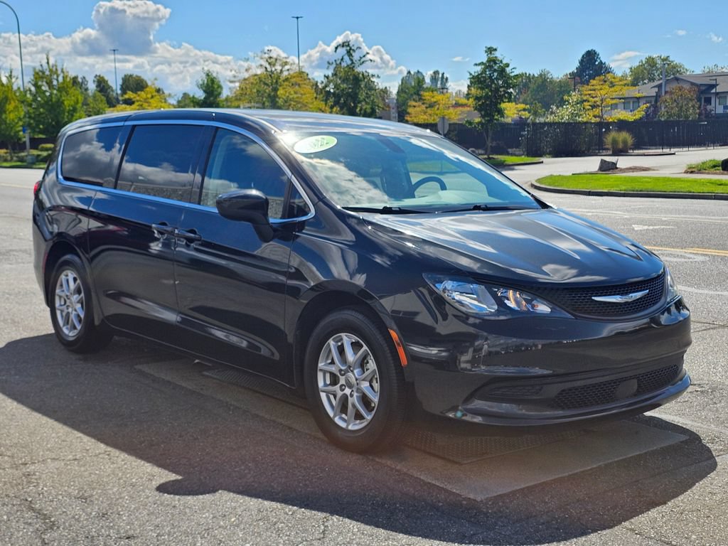 Used 2022 Chrysler Voyager LX FWD image 3