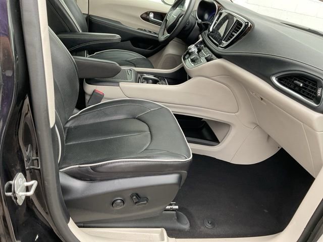 Used 2023 Chrysler Pacifica Limited image 21