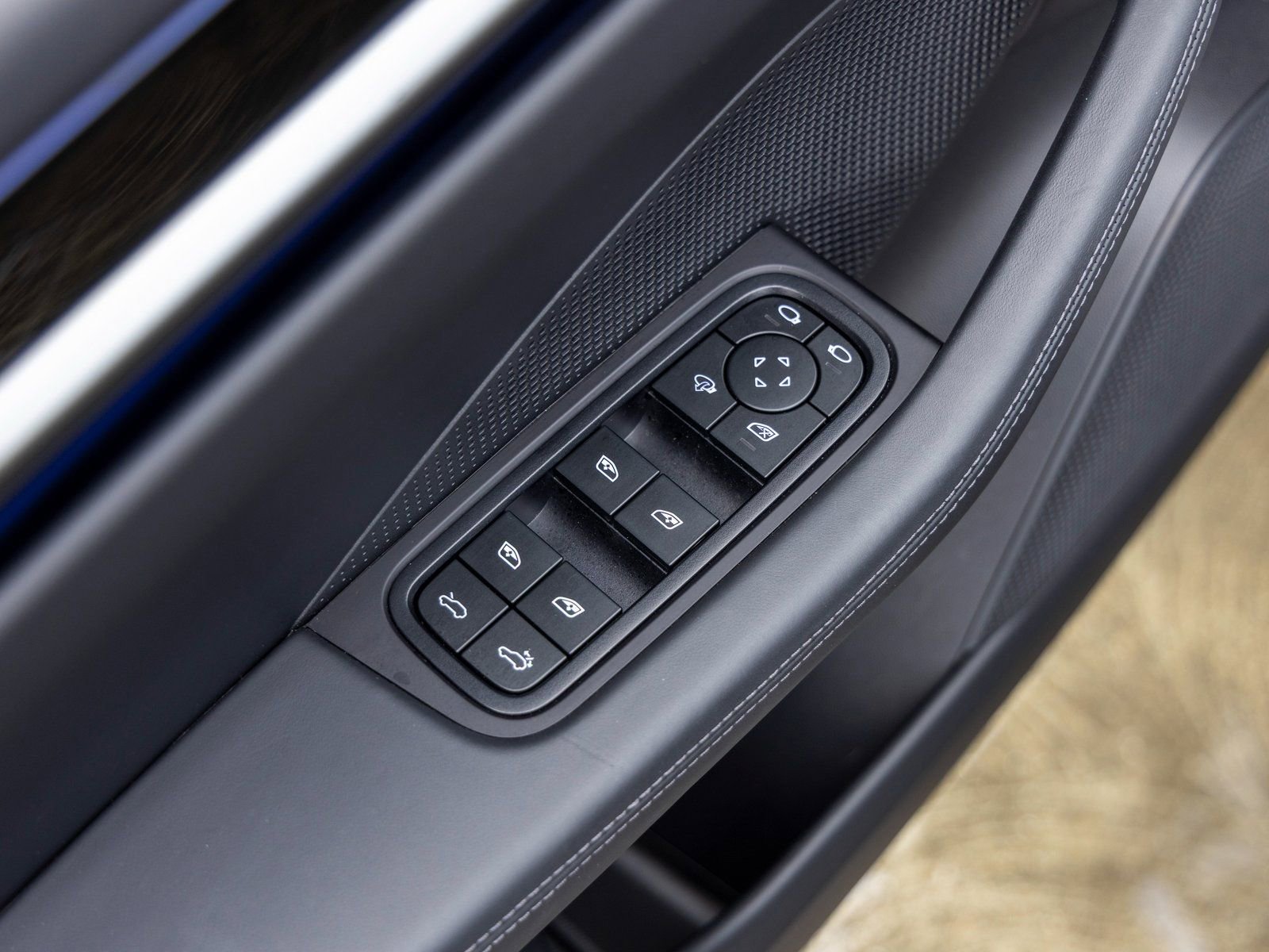 Certified 2025 Porsche Macan Electric image 24