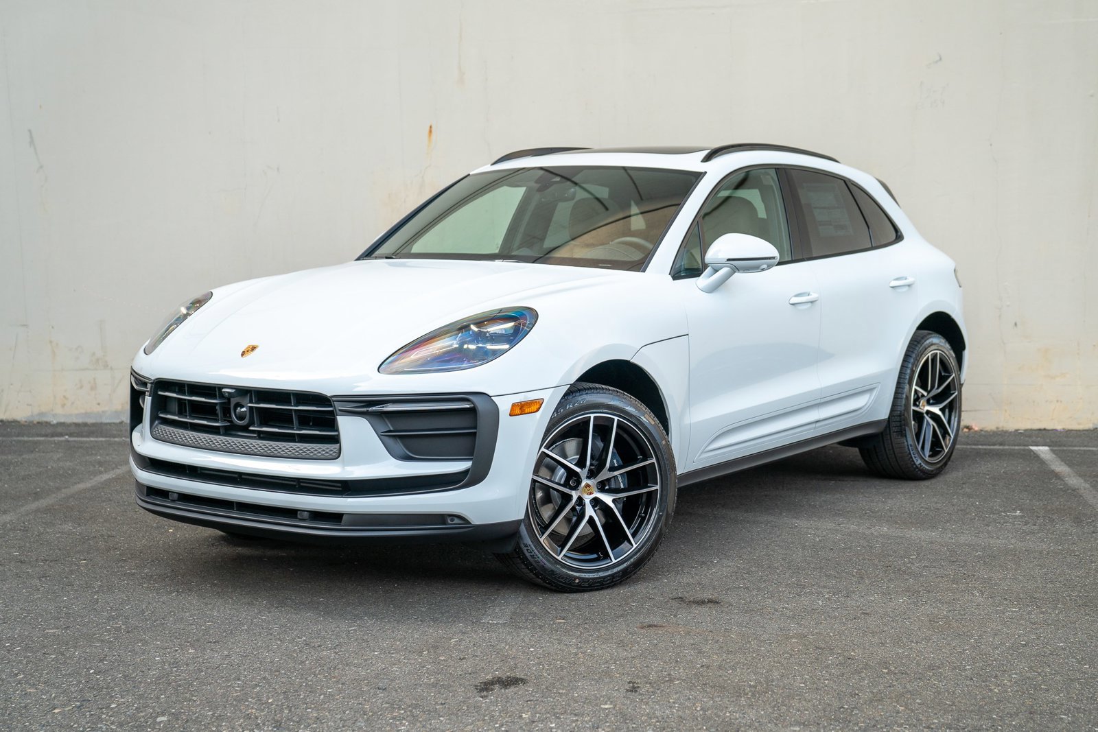 Certified 2025 Porsche Macan image 1
