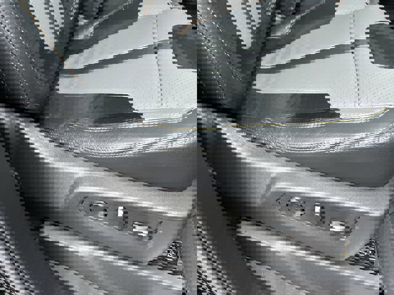 Used 2025 Chevrolet Silverado 1500 LTZ image 14