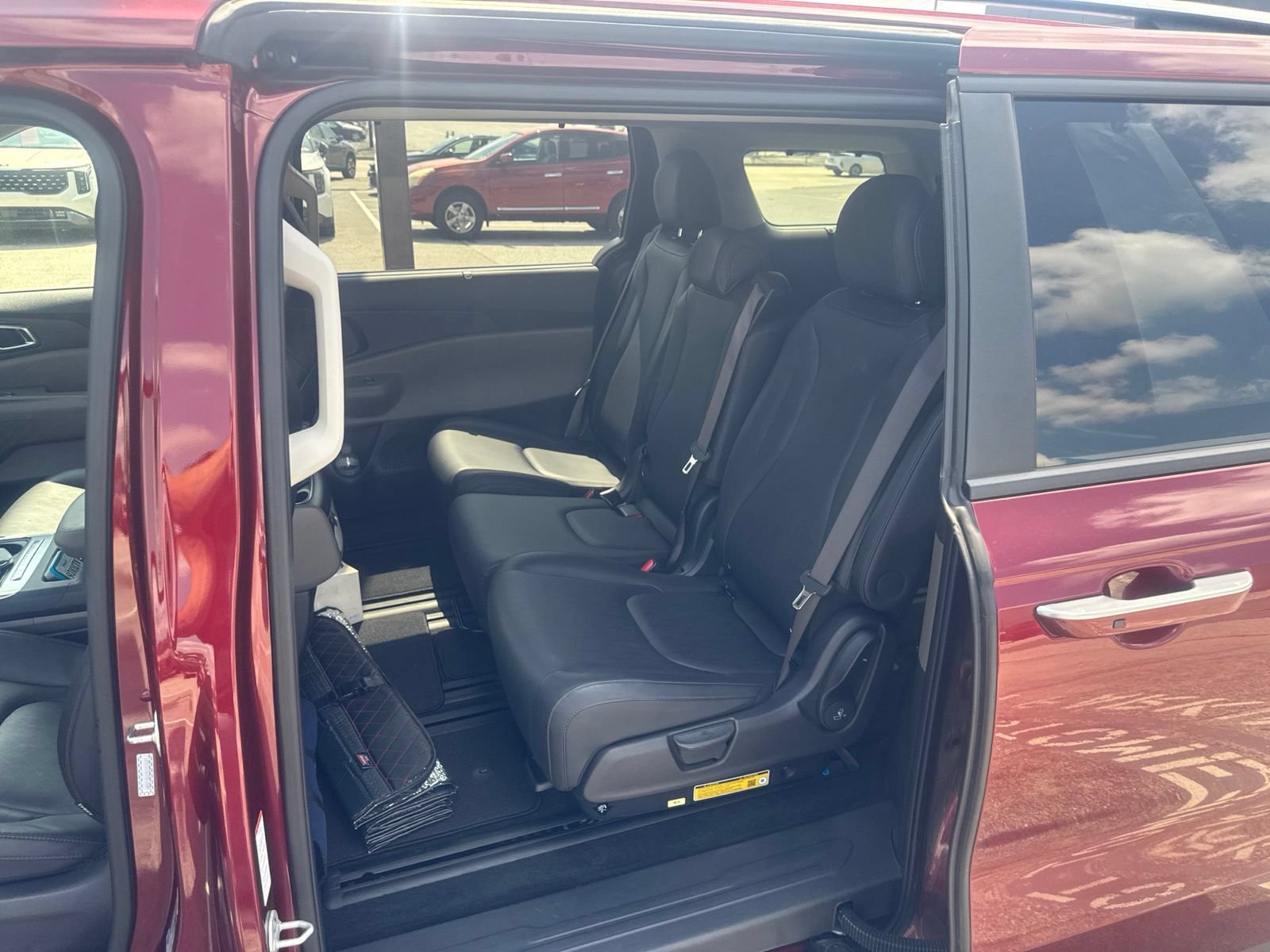 Used 2025 Kia Carnival EX FWD image 7