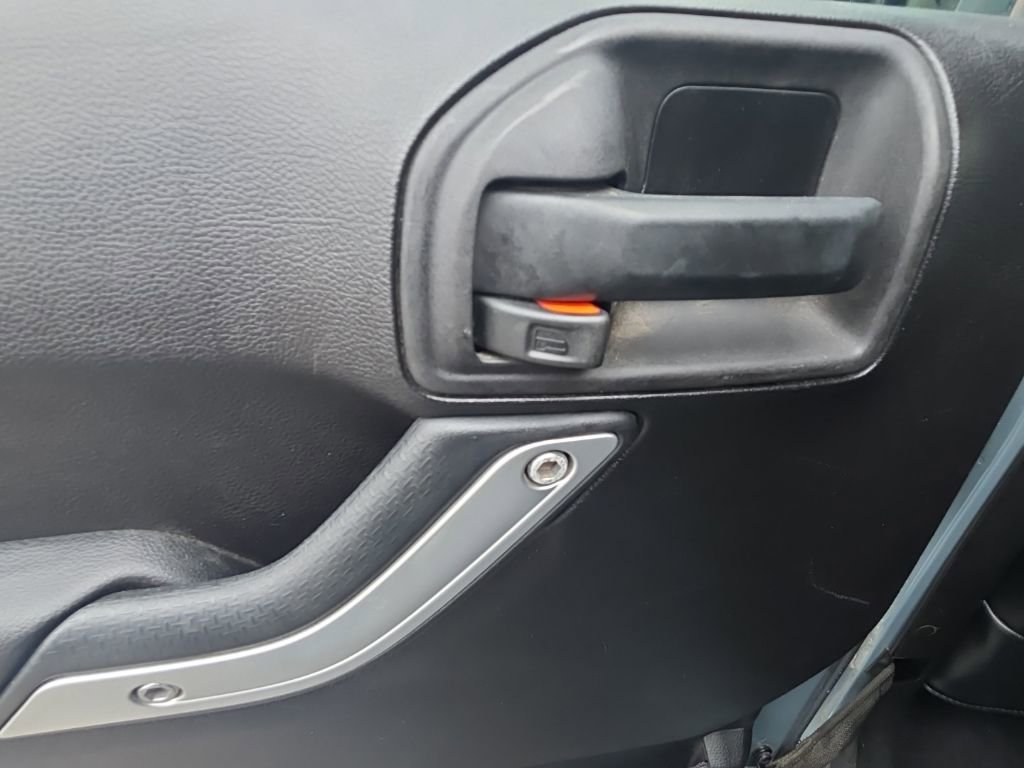 Used 2015 Jeep Wrangler Unlimited Sahara w/ Dual Top Group image 29