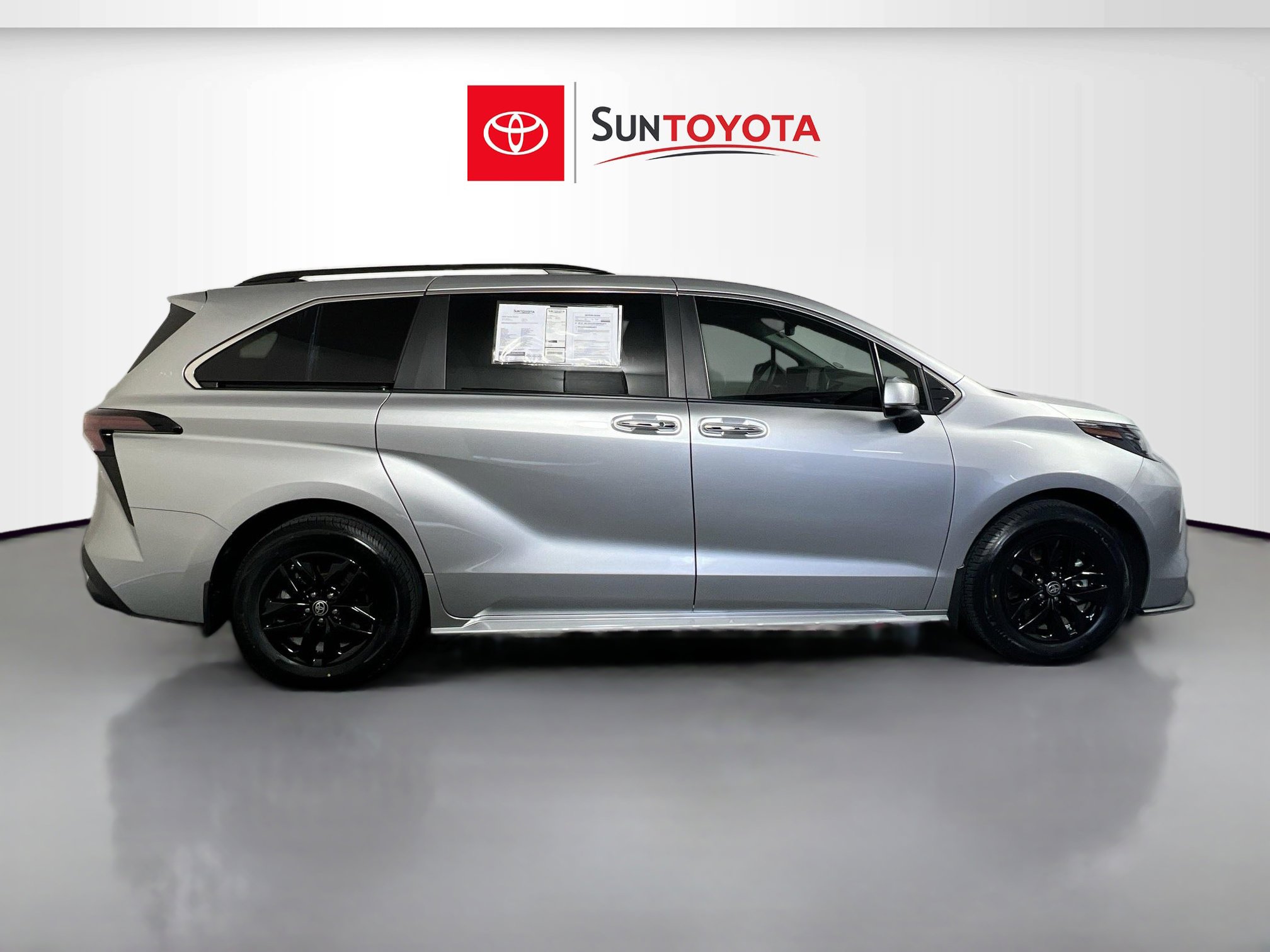Used 2024 Toyota Sienna XLE FWD image 2