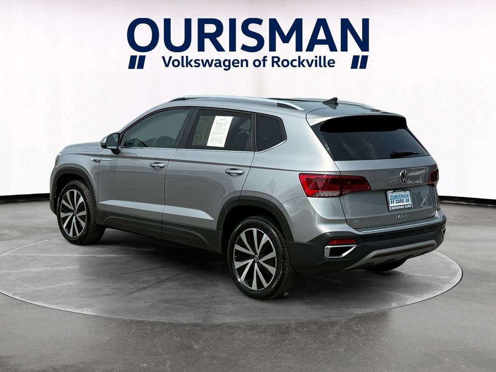 Used 2023 Volkswagen Taos SE w/ Panoramic Sunroof Package FWD image 4