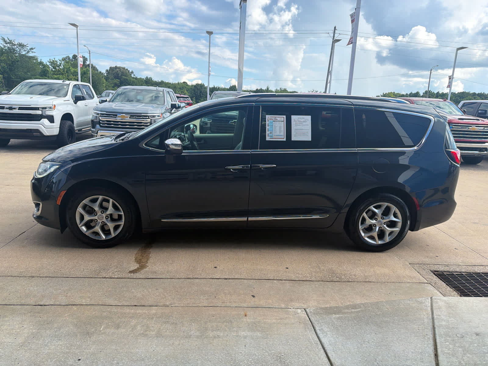 Used 2020 Chrysler Pacifica Limited FWD image 3