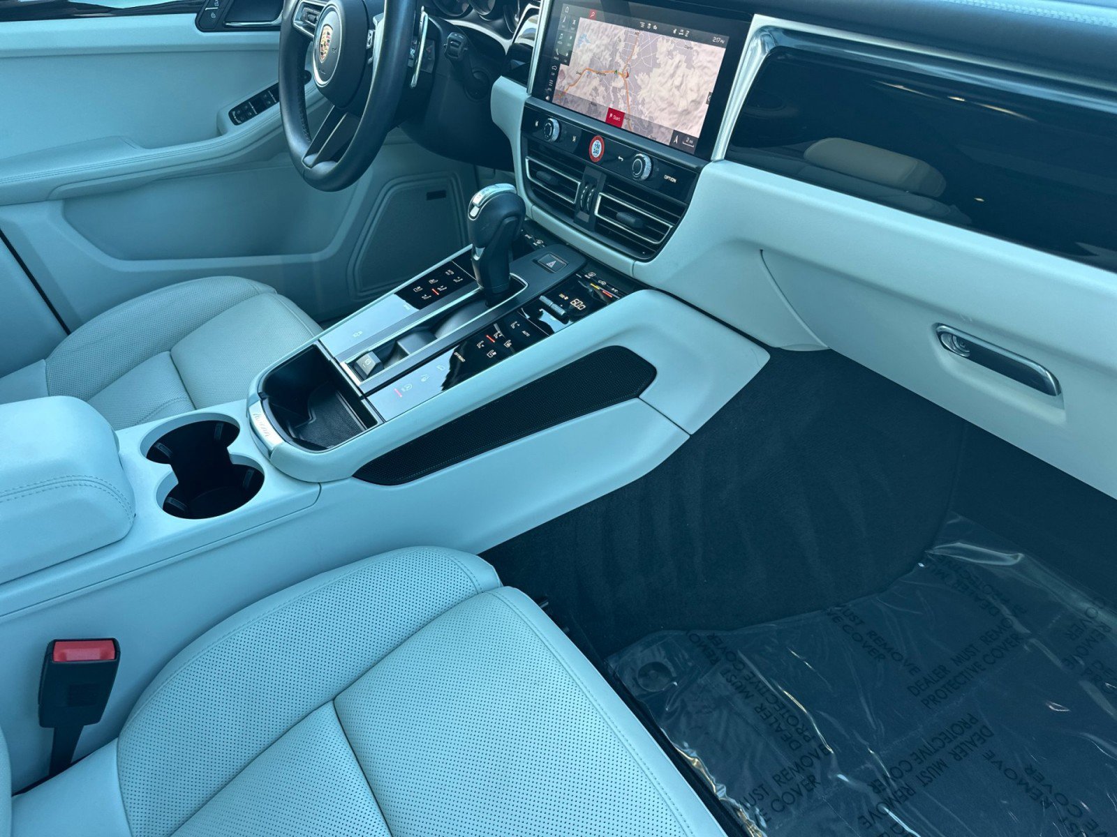 Certified 2023 Porsche Macan image 16