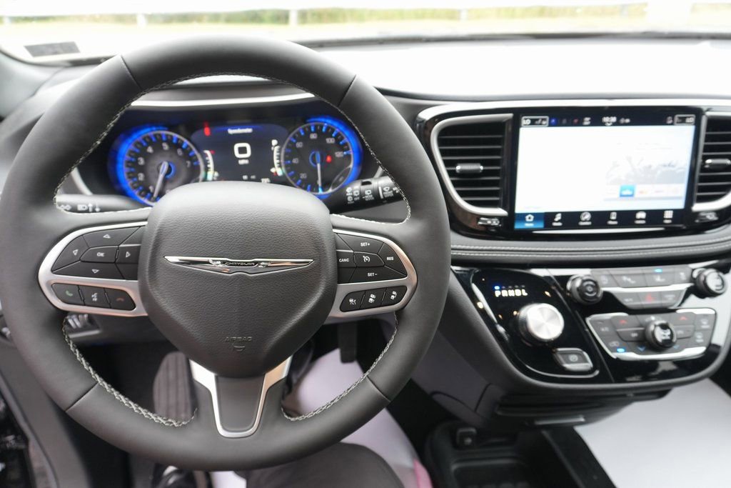 New 2026 Chrysler Pacifica Select image 15