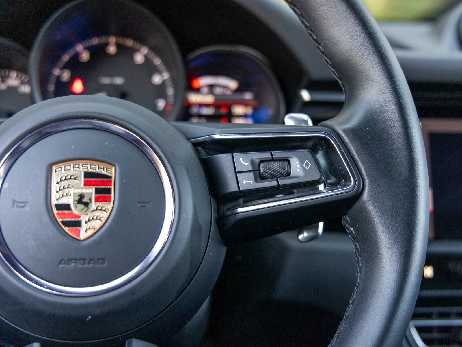 Certified 2024 Porsche Macan image 32