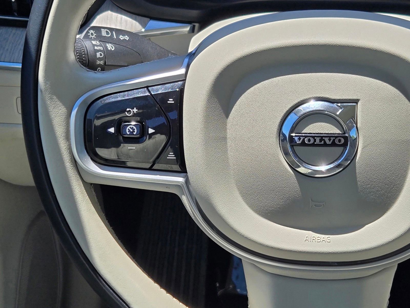 Used 2023 Volvo XC60 B5 Ultimate w/ Climate Package FWD image 15
