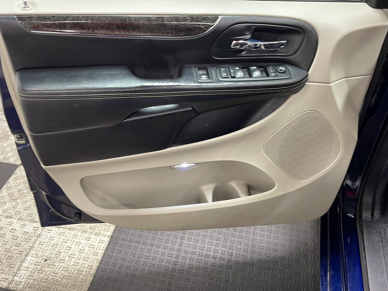 Used 2015 Chrysler Town & Country Touring FWD image 12