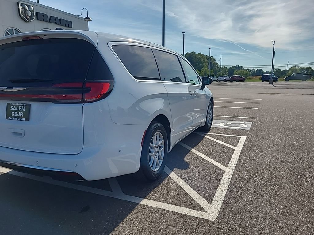 New 2025 Chrysler Pacifica Select FWD image 8
