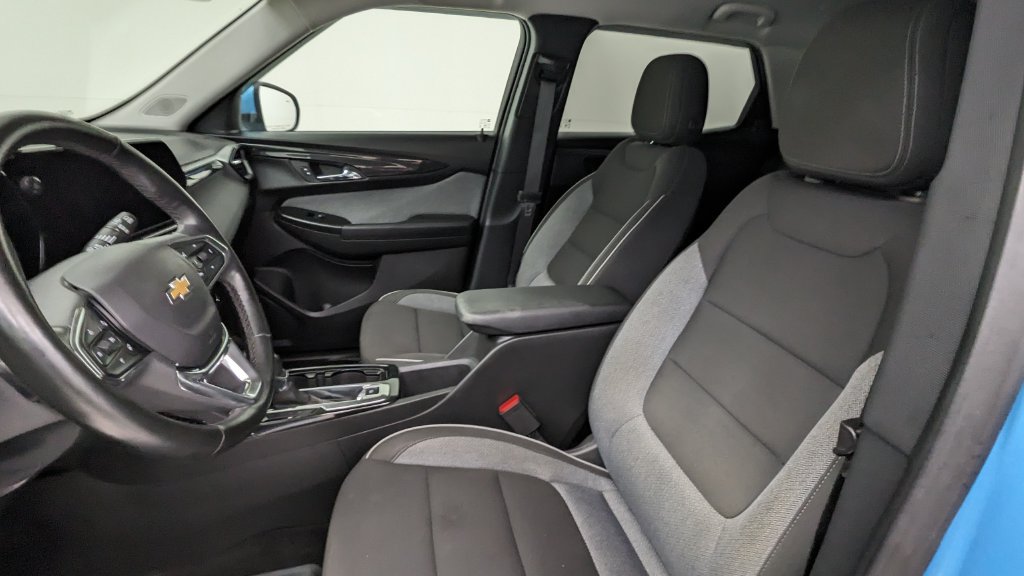 Used 2025 Chevrolet TrailBlazer LT w/ Convenience Package AWD/4WD image 2