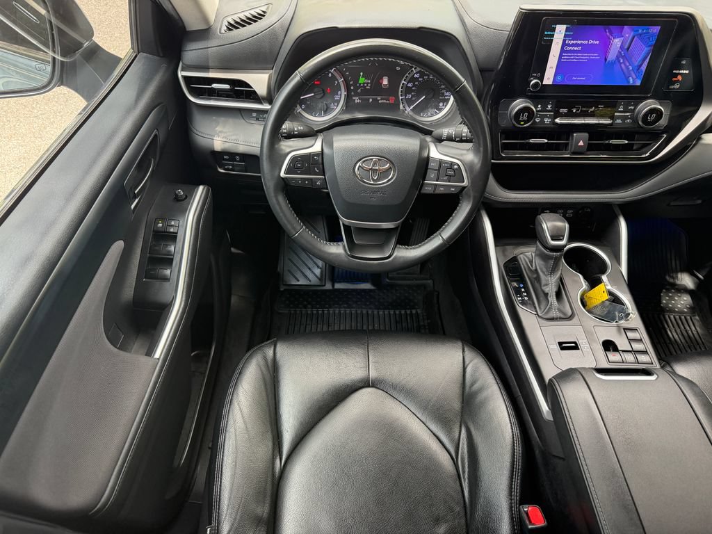 Used 2024 Toyota Highlander LE FWD image 17