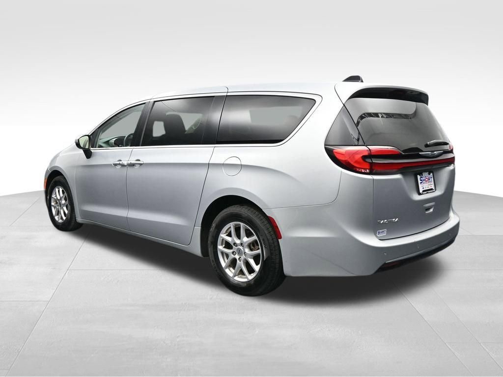 Used 2023 Chrysler Pacifica Touring-L FWD image 3