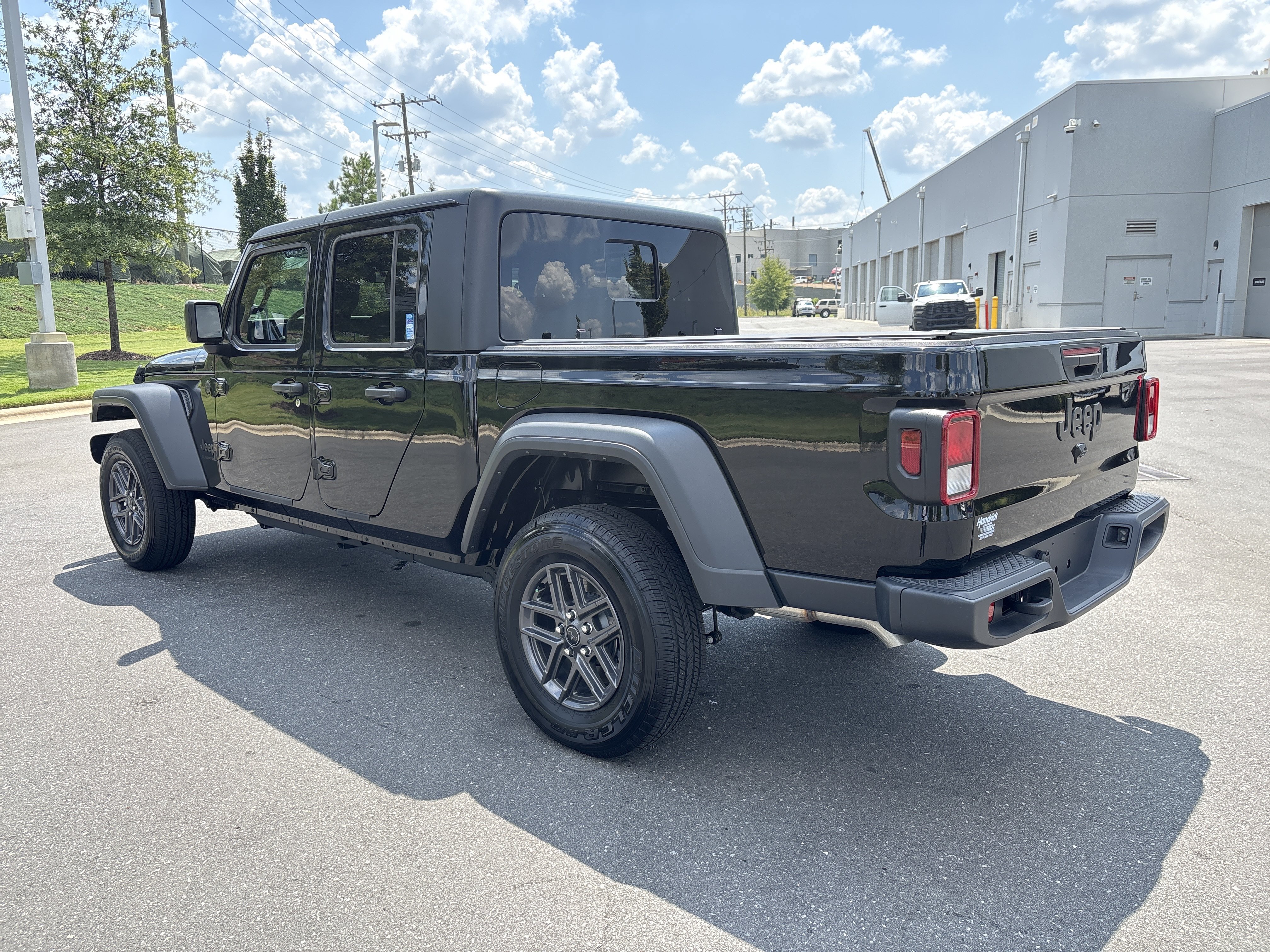 Used 2025 Jeep Gladiator Sport AWD/4WD image 7