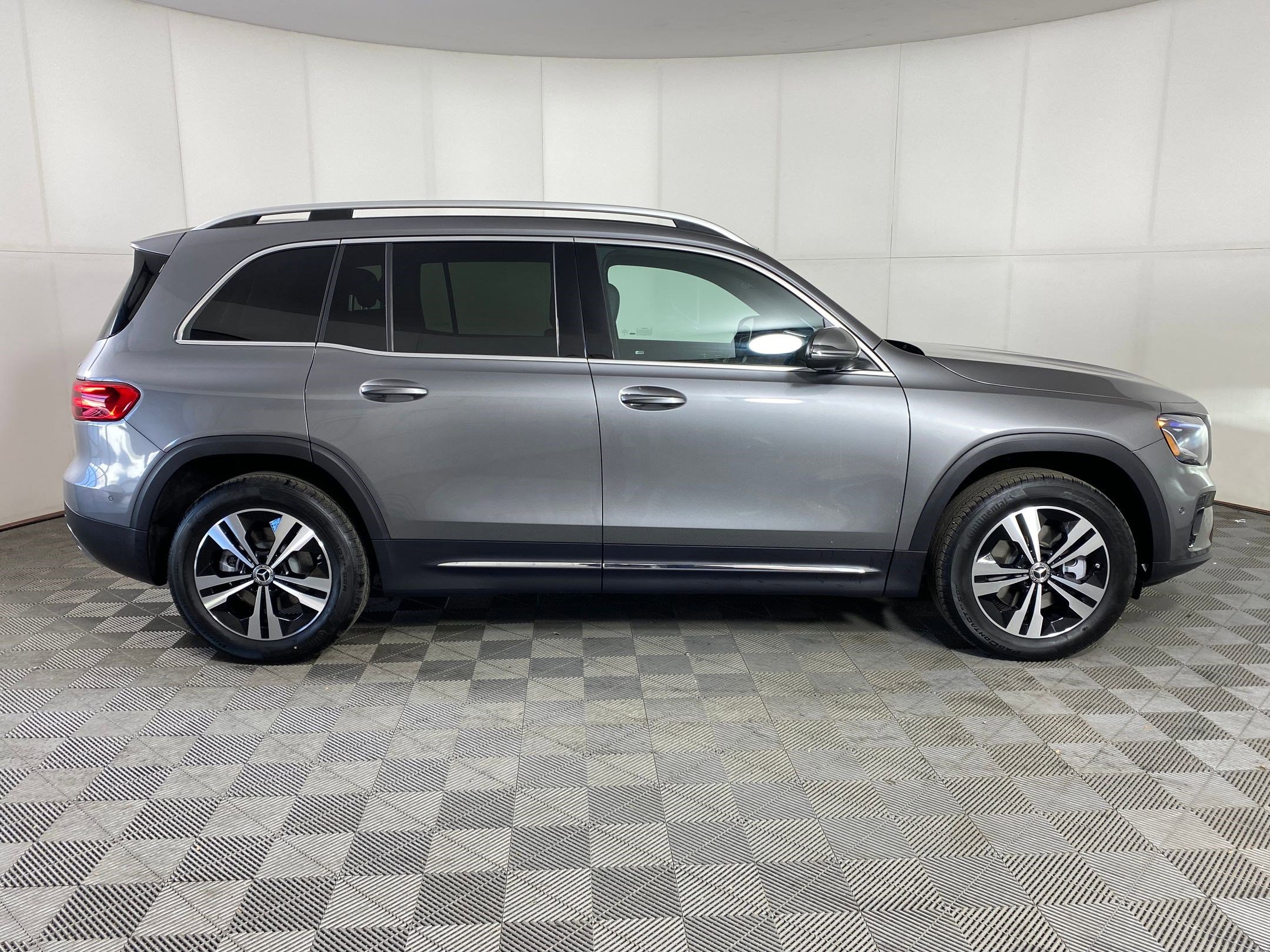 Used 2026 Mercedes-Benz GLB 250 4MATIC image 8