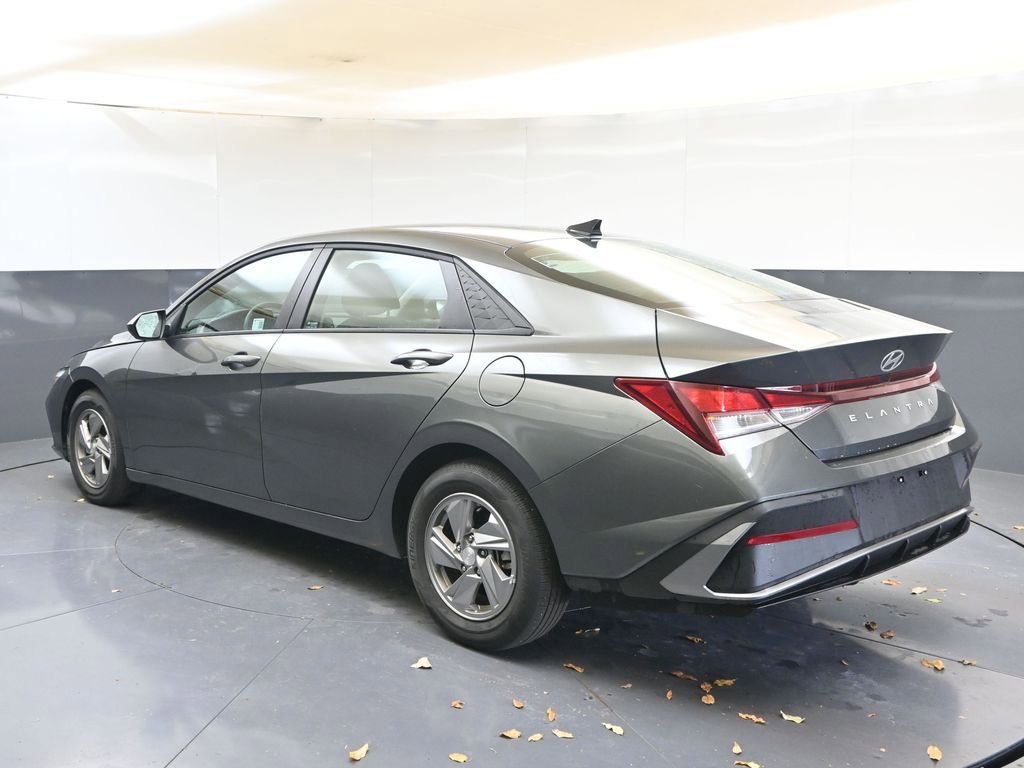 Used 2025 Hyundai Elantra SE image 3