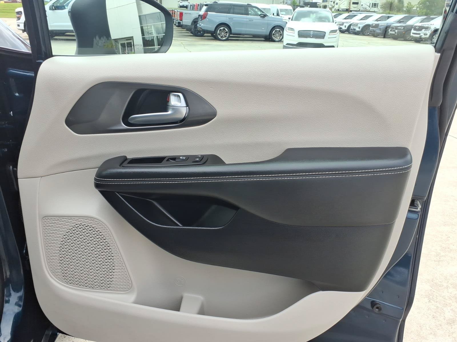 Used 2023 Chrysler Pacifica Touring-L FWD image 8