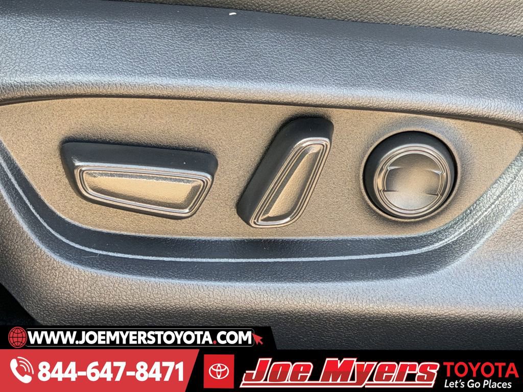 Used 2025 Toyota Camry SE image 28