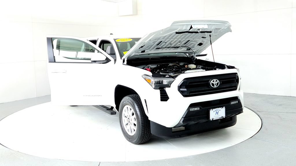 Used 2025 Toyota Tacoma SR5 AWD/4WD image 9