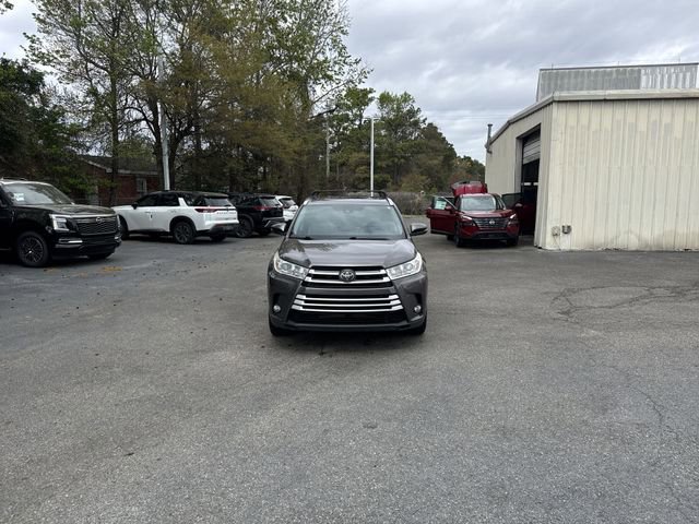 Used 2019 Toyota Highlander XLE FWD image 2