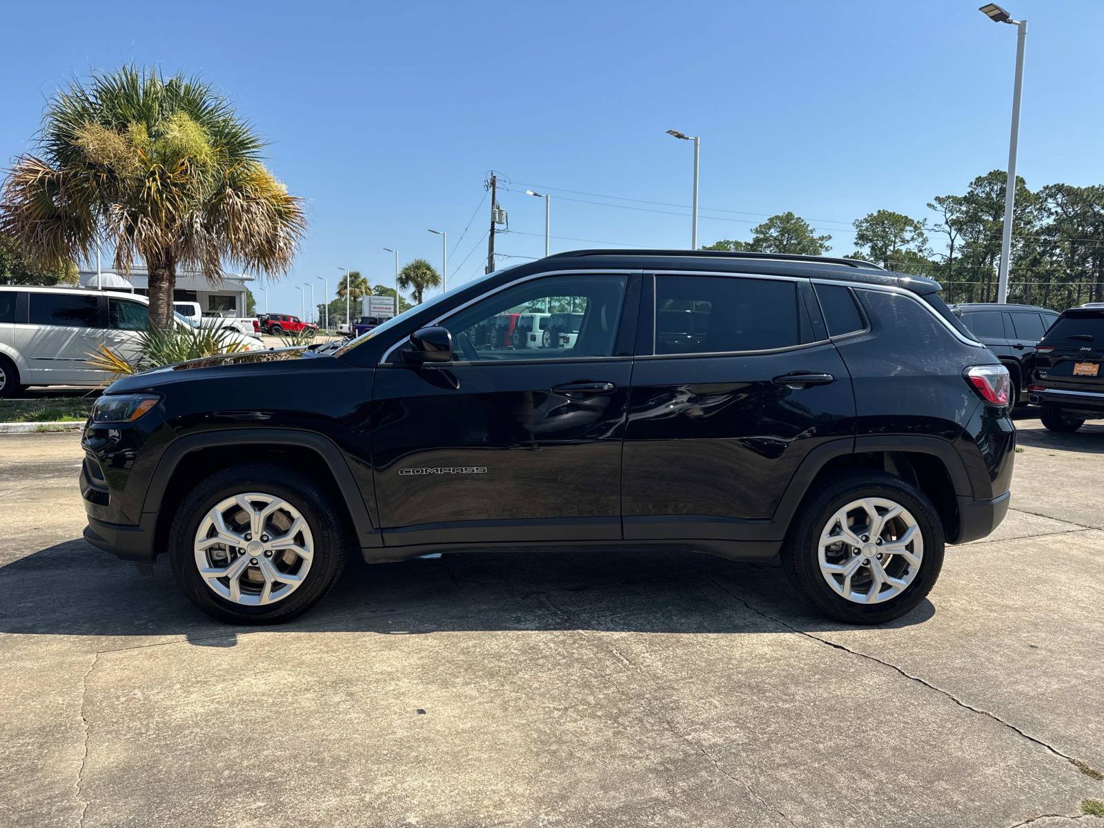 Used 2024 Jeep Compass Latitude AWD/4WD image 6