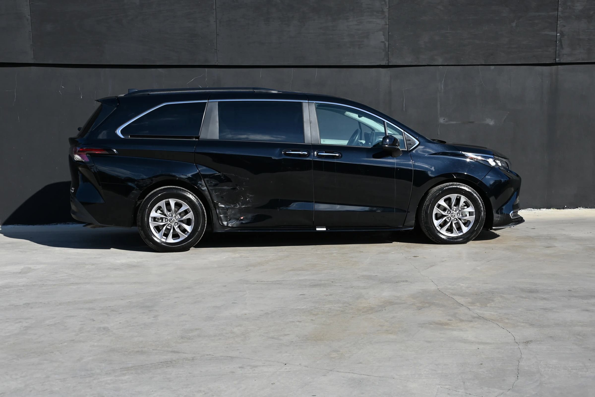 Used 2024 Toyota Sienna XLE image 5