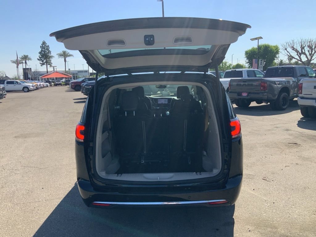 Certified 2024 Chrysler Pacifica Touring-L image 7