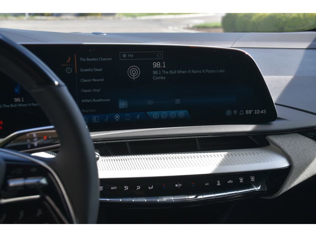 Used 2025 Cadillac Optiq Sport 2 w/ LPO, Floor Liner Package AWD/4WD image 21