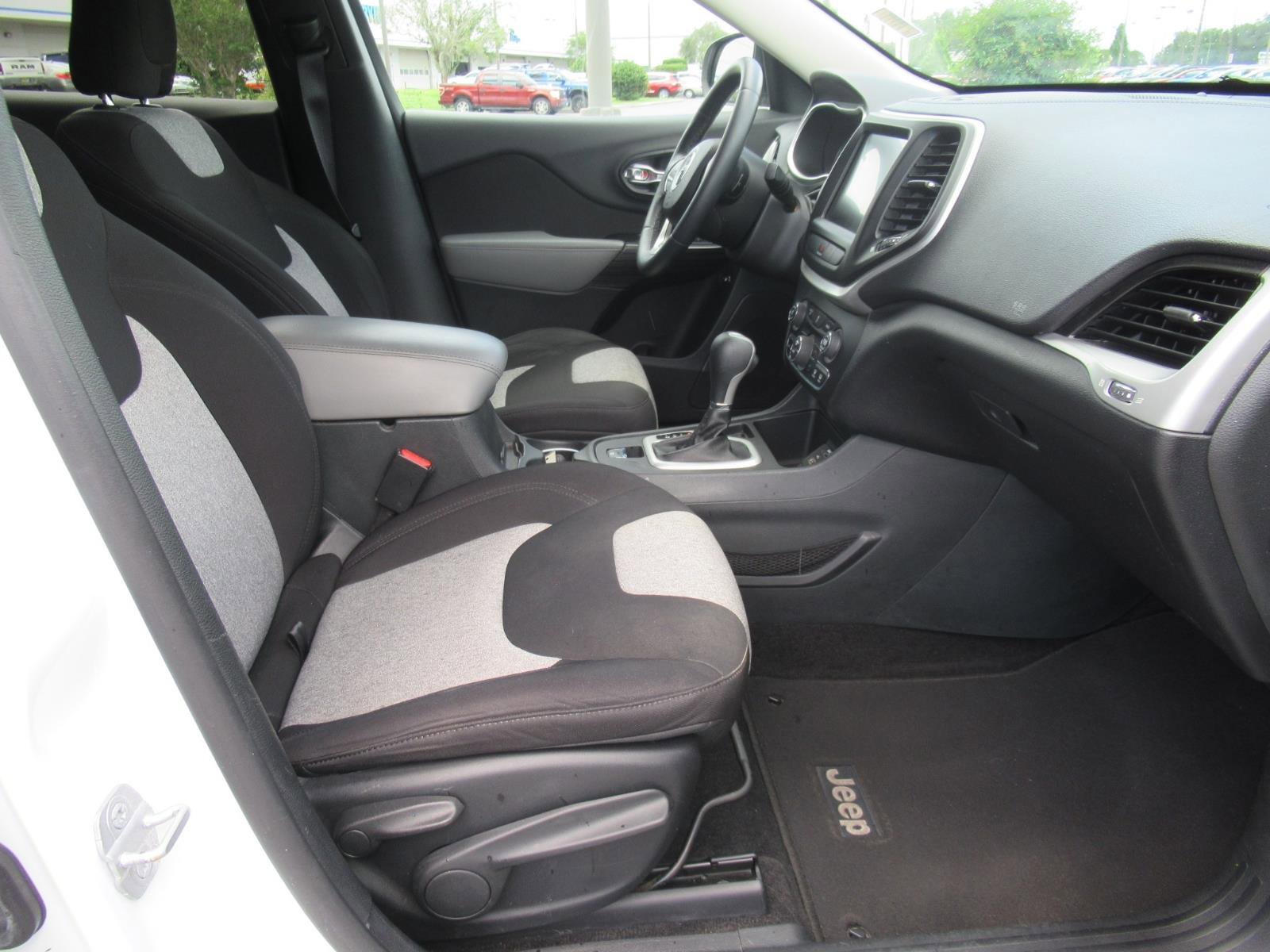 Used 2014 Jeep Cherokee Latitude w/ Comfort/Convenience Group FWD image 10