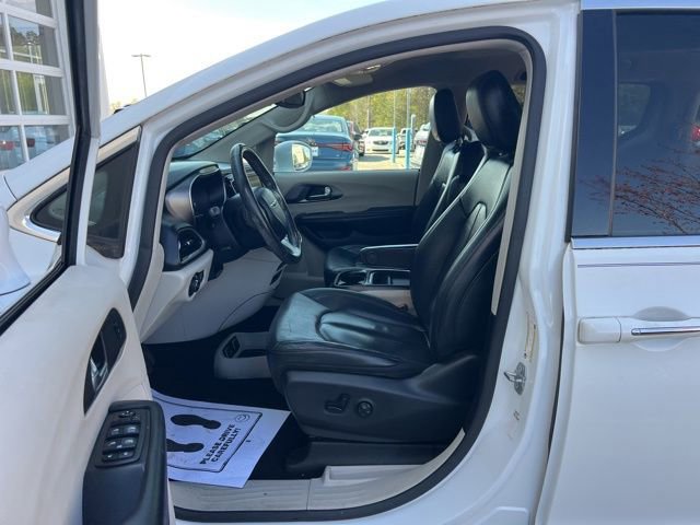 Used 2020 Chrysler Pacifica Touring-L w/ Tire & Wheel Group image 28