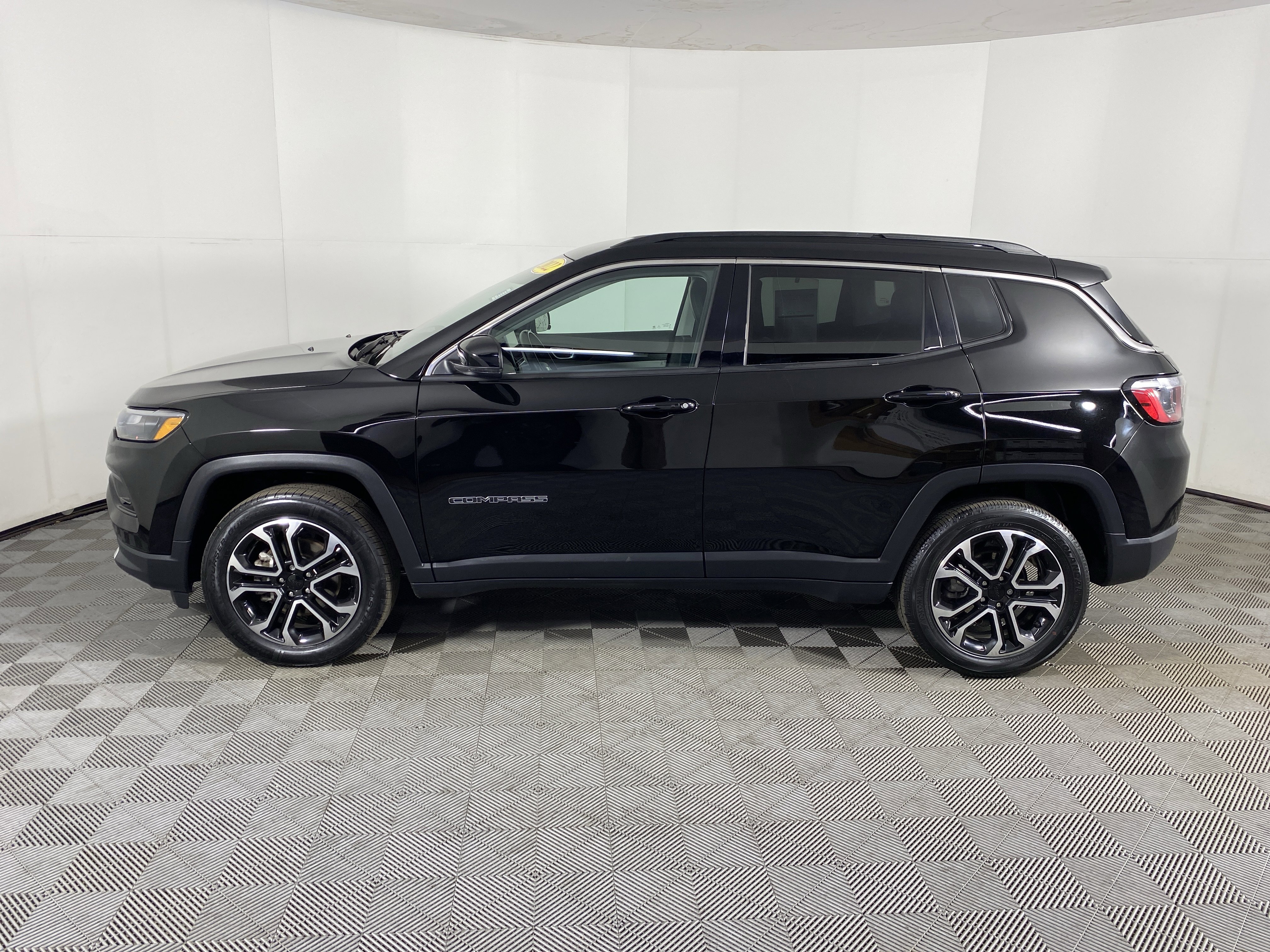Used 2022 Jeep Compass Limited image 9