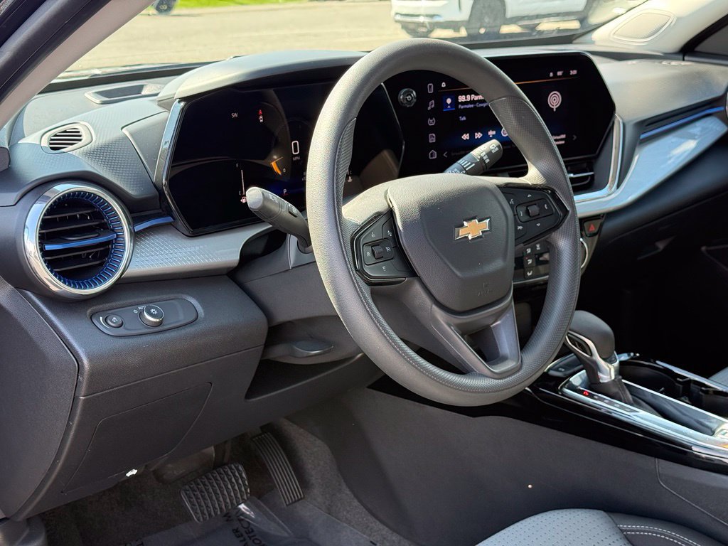 Used 2025 Chevrolet Trax LT FWD image 24