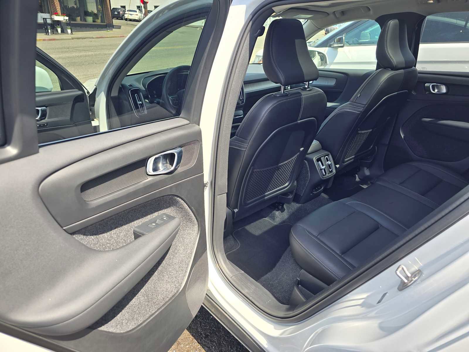 Certified 2024 Volvo XC40 B5 Plus image 15