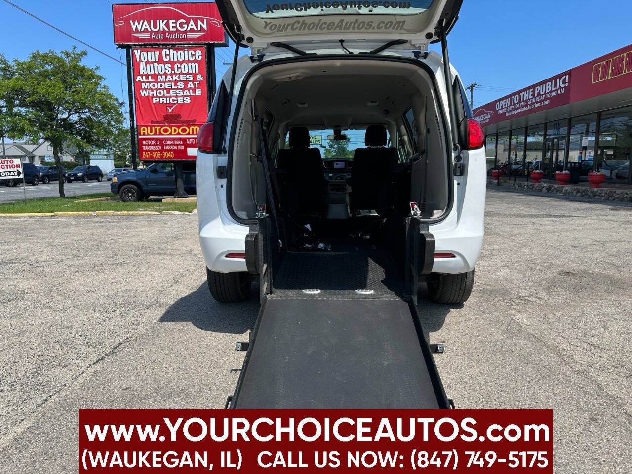 Used 2022 Chrysler Voyager LX FWD image 1