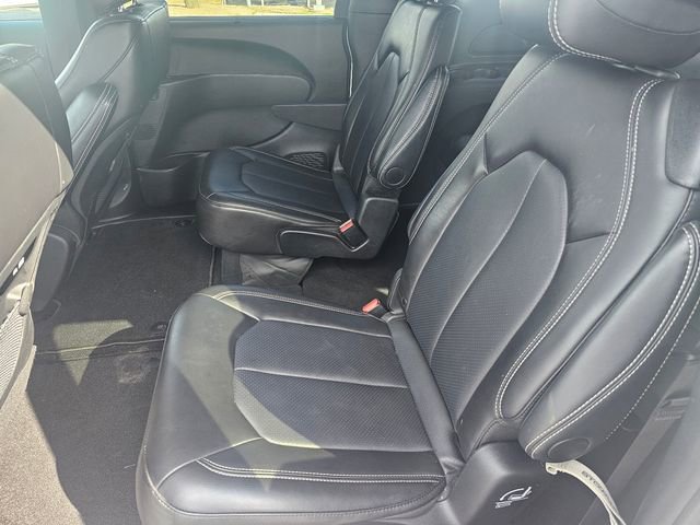 Used 2025 Chrysler Pacifica Select image 16
