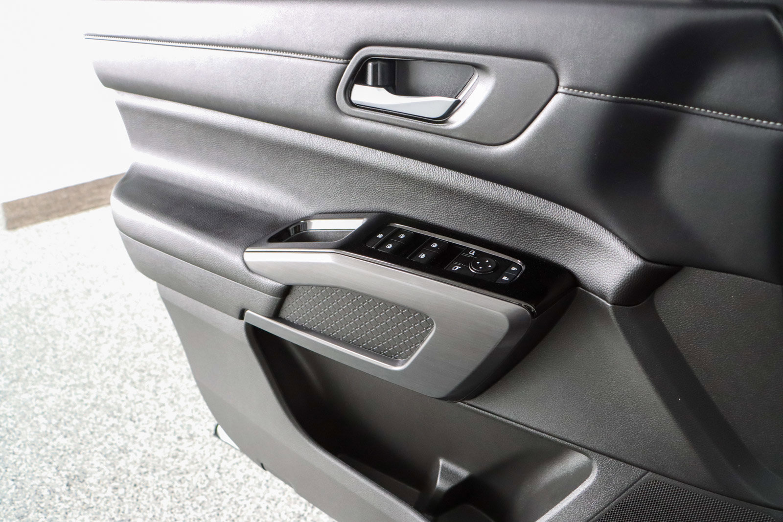 Used 2023 Nissan Pathfinder SL w/ Lighting Package (N92) FWD image 21