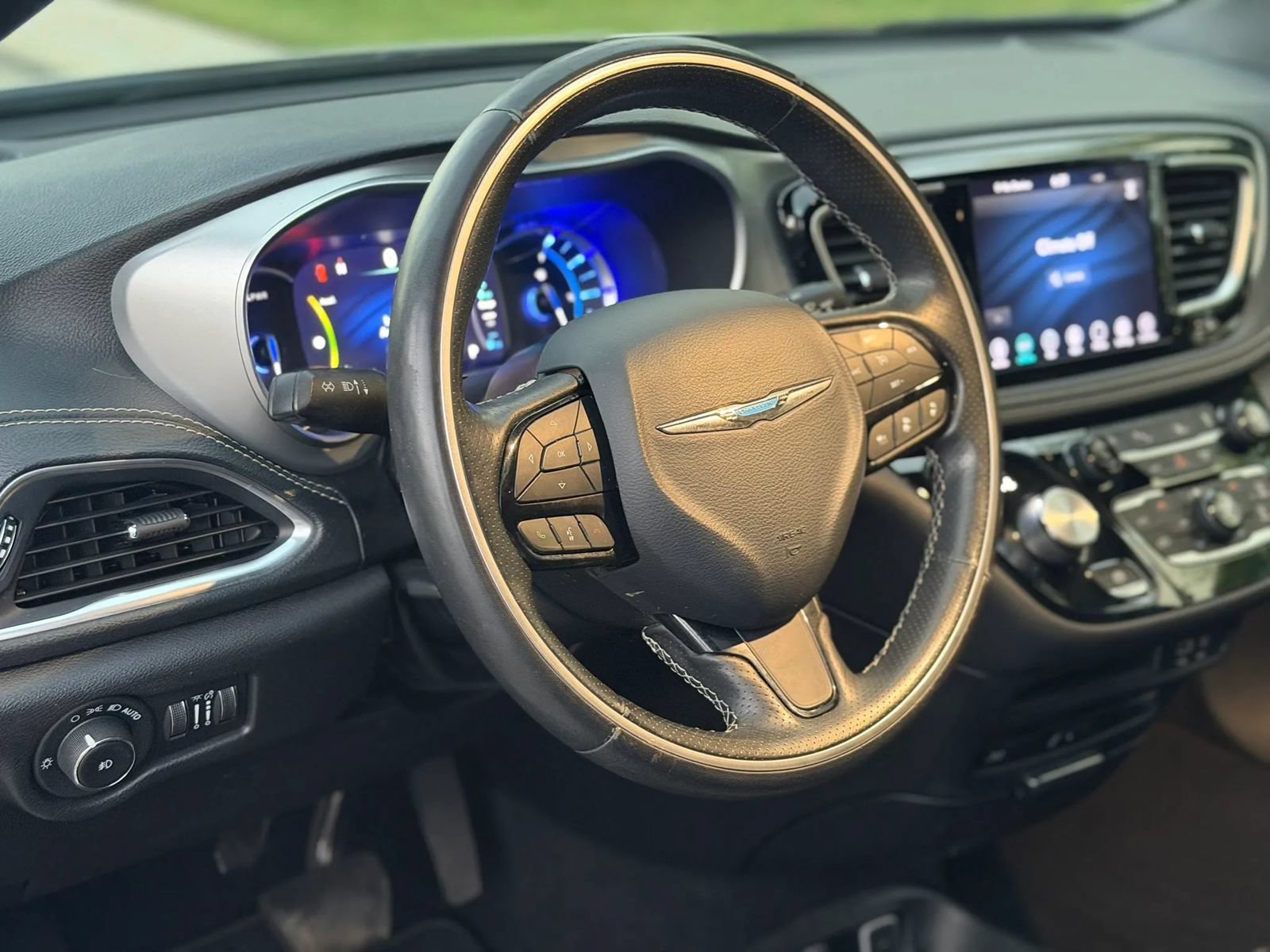 Used 2020 Chrysler Pacifica Limited w/ Advanced Safetytec Group FWD image 22