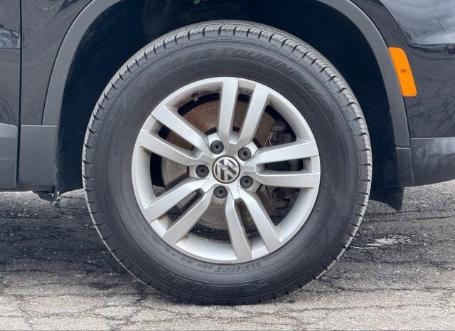 Used 2016 Volkswagen Tiguan S image 3