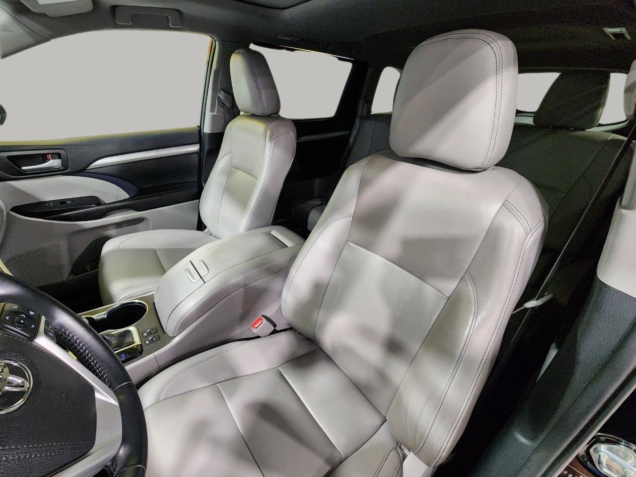 Used 2019 Toyota Highlander XLE AWD/4WD image 13