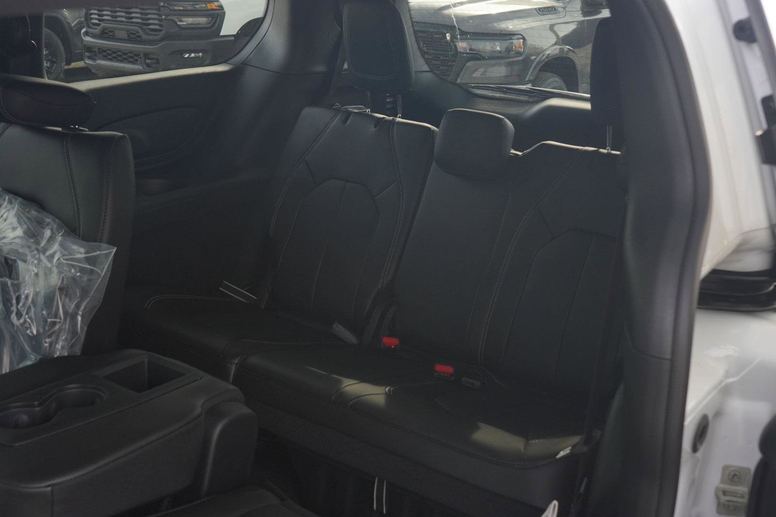 New 2026 Chrysler Pacifica Select image 21