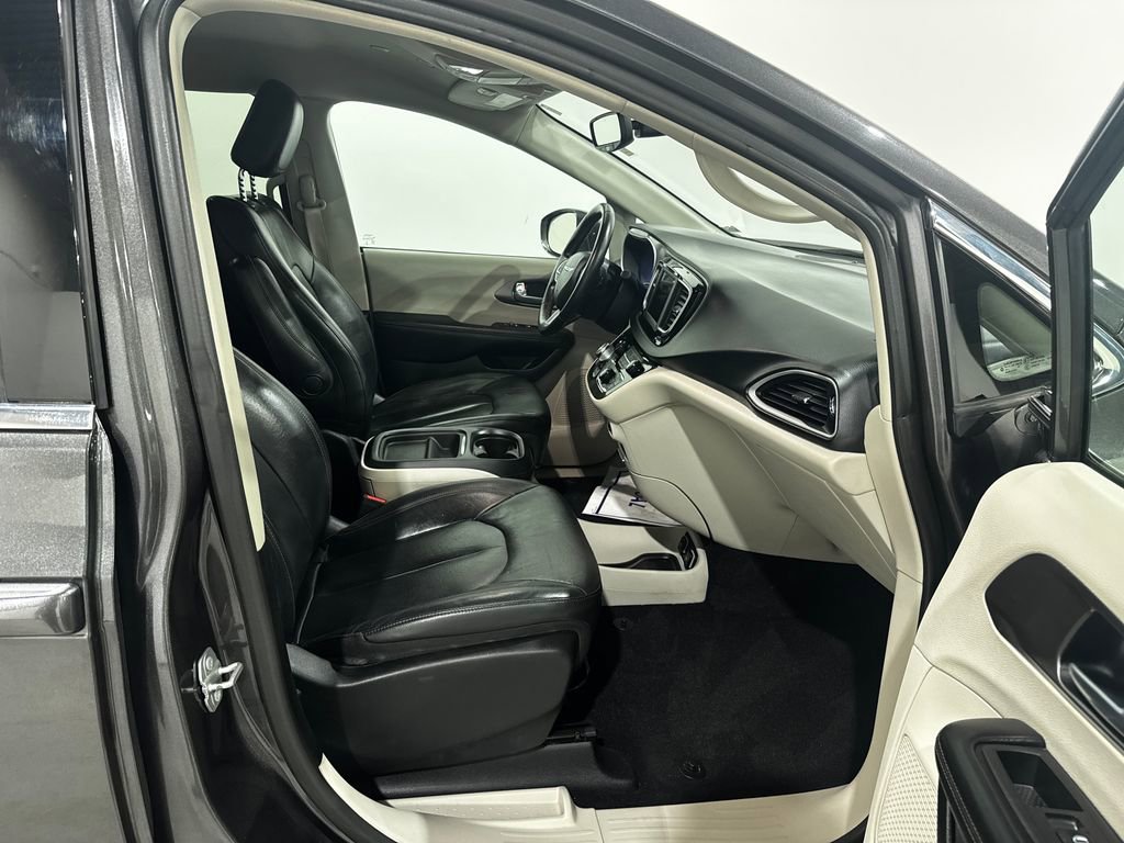 Used 2020 Chrysler Pacifica Touring-L FWD image 22